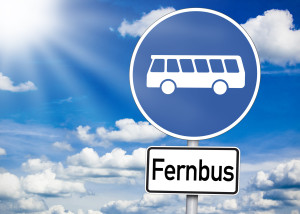 Schild mit Bus und Fernbus